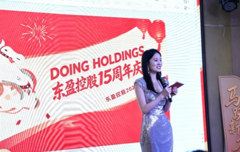 Làm lễ kỷ niệm Holdings