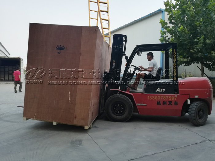 Công nhân LÀM việc đang chất hàng để giao hàng