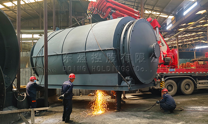 Lò nhiệt phân bùn dầu đang được lắp đặt tại nhà máy Lò thiết bị nhiệt phân DOING